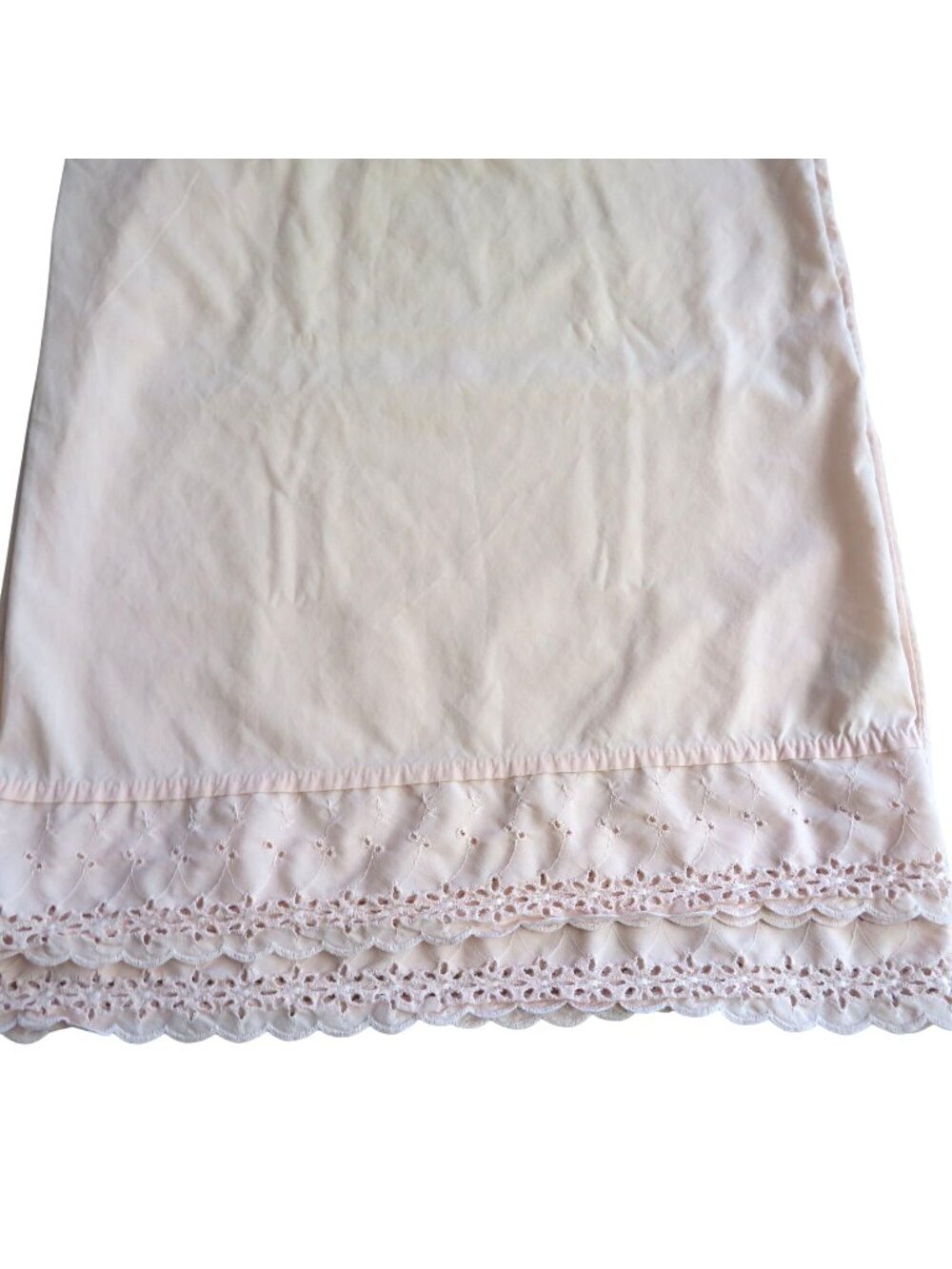 Vintage Dan River Set of 2 Standard Pillowcases Embroidered Lace Scalloped Edges